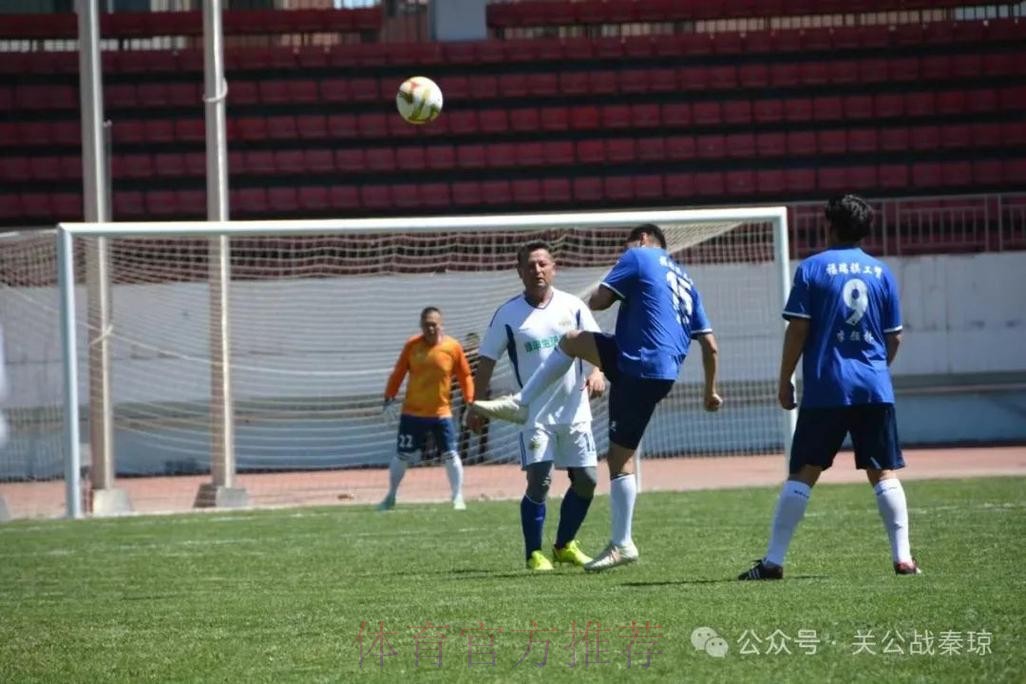 第32届中华杯全国中老年足球赛在新疆乌鲁木齐开赛 第32届中华杯全国中老年足球赛在新疆乌鲁木齐开赛